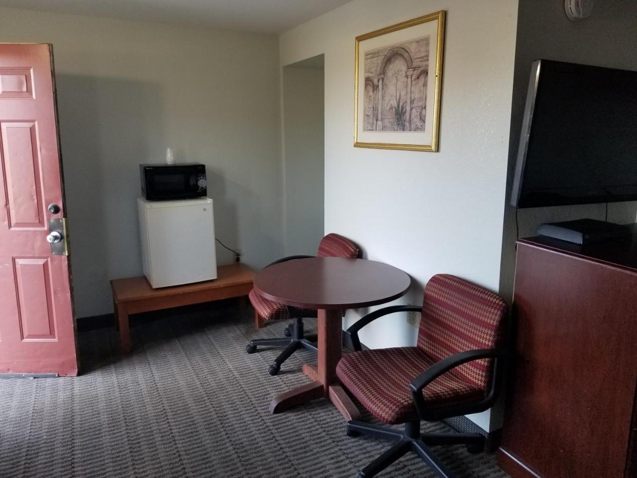 Budget Inn And Suites Ийгън Екстериор снимка