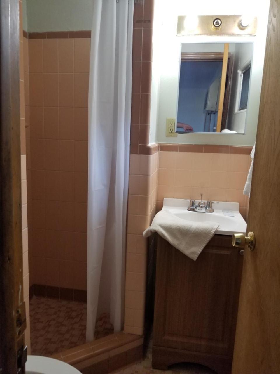 Budget Inn And Suites Ийгън Екстериор снимка